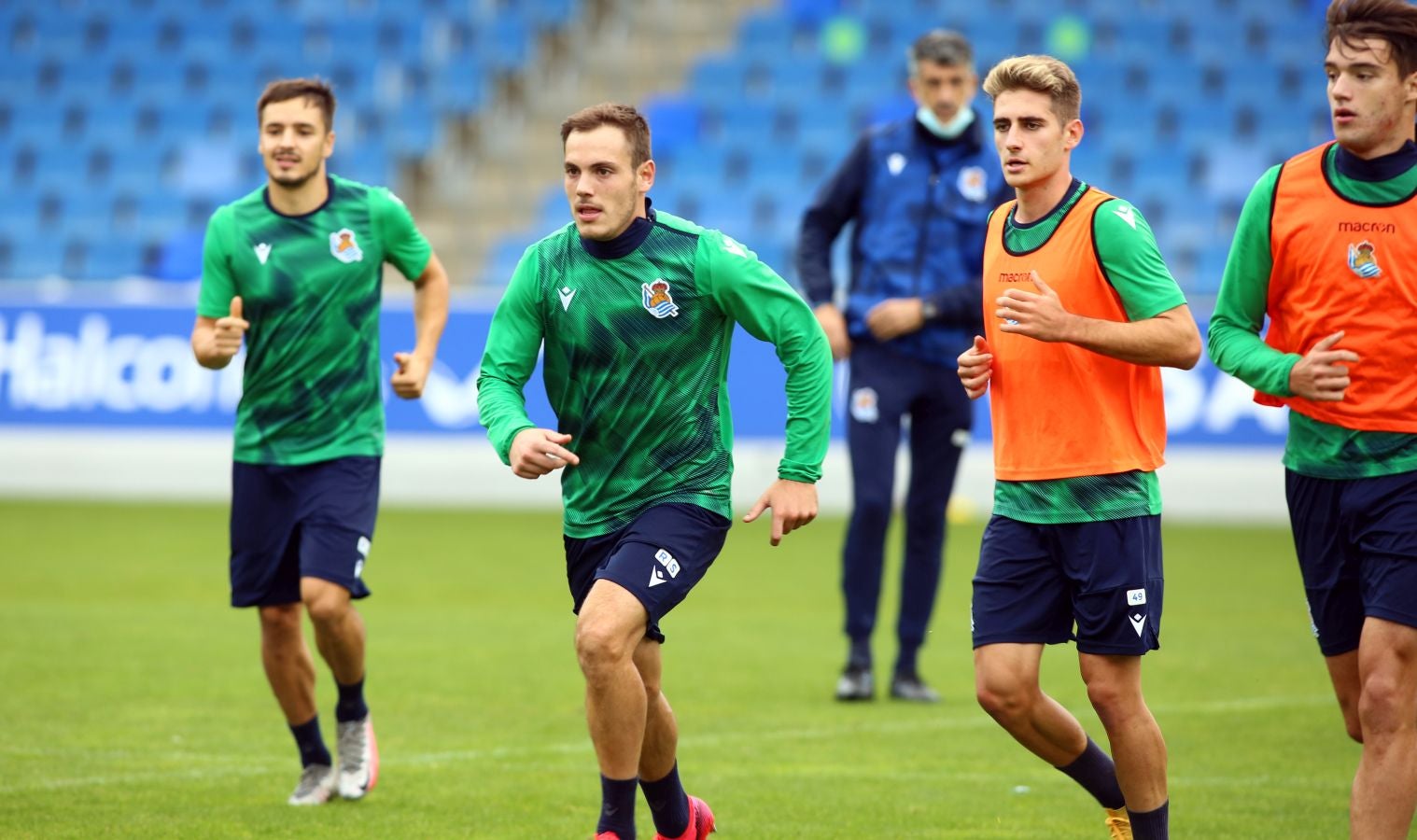 Guridi ha sido la cara y Merquelanz la cruz en la vuelta a los entrenamientos de la Real en Zubieta. El azpeitiarra se ha entrenado como uno más junto con el resto de sus compañeros, mientras que el irundarra ha sido baja por una nueva lesión. En la sesión también se han ausentado los internacionales Merino, Oyarzabal, Barrenetxea, Zubimendi e Isak.