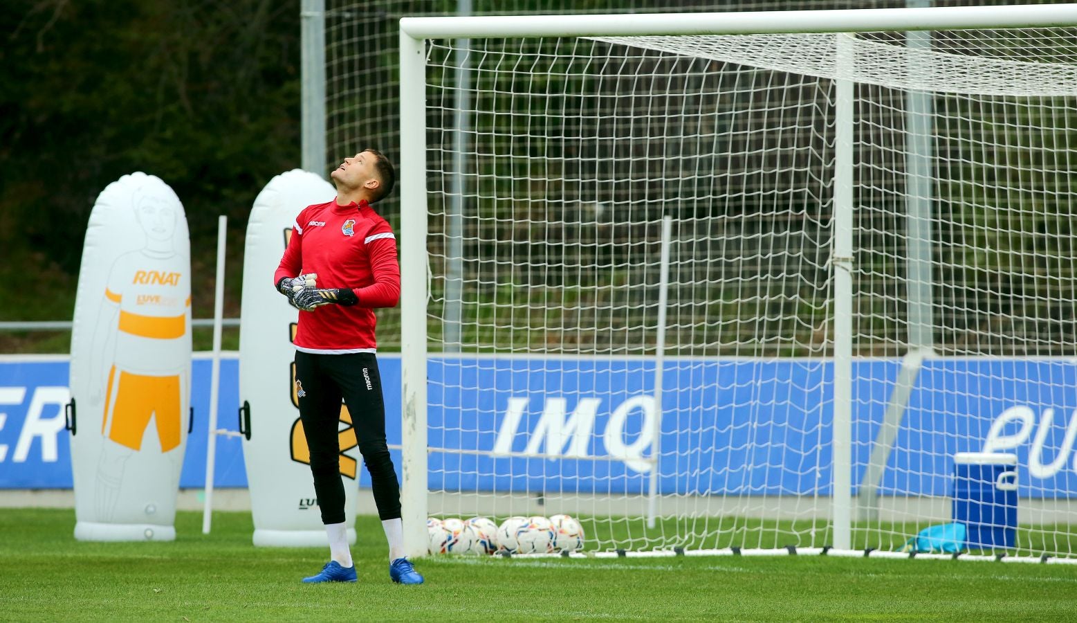 Guridi ha sido la cara y Merquelanz la cruz en la vuelta a los entrenamientos de la Real en Zubieta. El azpeitiarra se ha entrenado como uno más junto con el resto de sus compañeros, mientras que el irundarra ha sido baja por una nueva lesión. En la sesión también se han ausentado los internacionales Merino, Oyarzabal, Barrenetxea, Zubimendi e Isak.