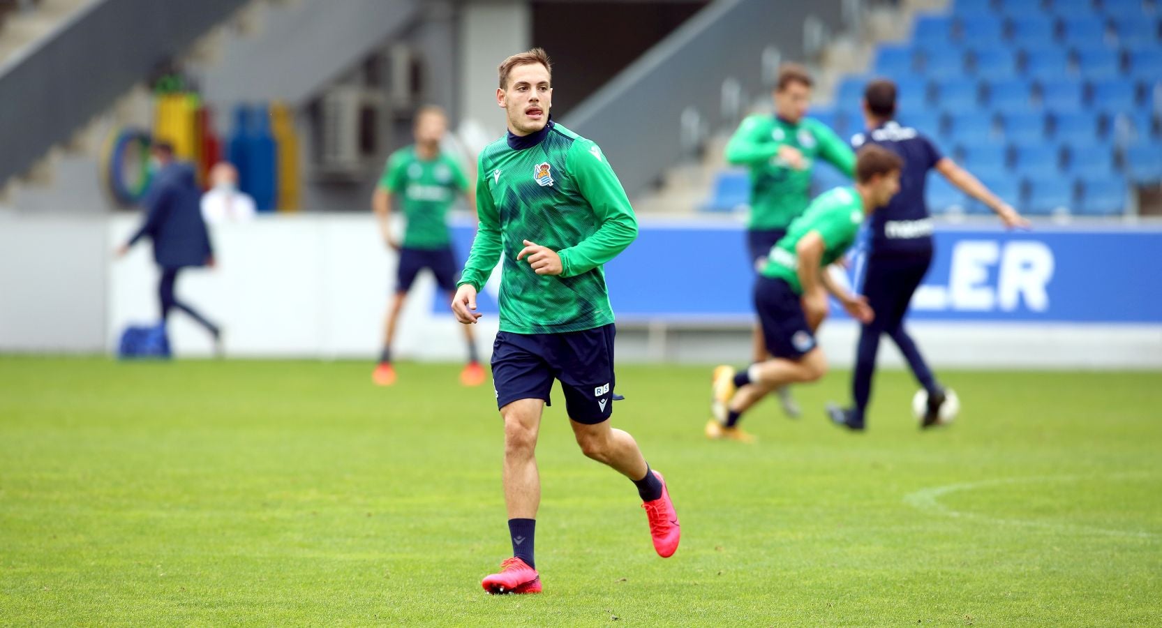 Guridi ha sido la cara y Merquelanz la cruz en la vuelta a los entrenamientos de la Real en Zubieta. El azpeitiarra se ha entrenado como uno más junto con el resto de sus compañeros, mientras que el irundarra ha sido baja por una nueva lesión. En la sesión también se han ausentado los internacionales Merino, Oyarzabal, Barrenetxea, Zubimendi e Isak.