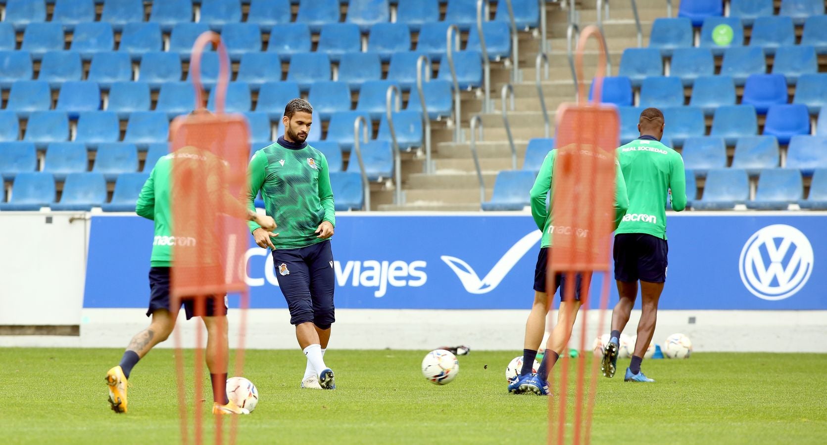 Guridi ha sido la cara y Merquelanz la cruz en la vuelta a los entrenamientos de la Real en Zubieta. El azpeitiarra se ha entrenado como uno más junto con el resto de sus compañeros, mientras que el irundarra ha sido baja por una nueva lesión. En la sesión también se han ausentado los internacionales Merino, Oyarzabal, Barrenetxea, Zubimendi e Isak.