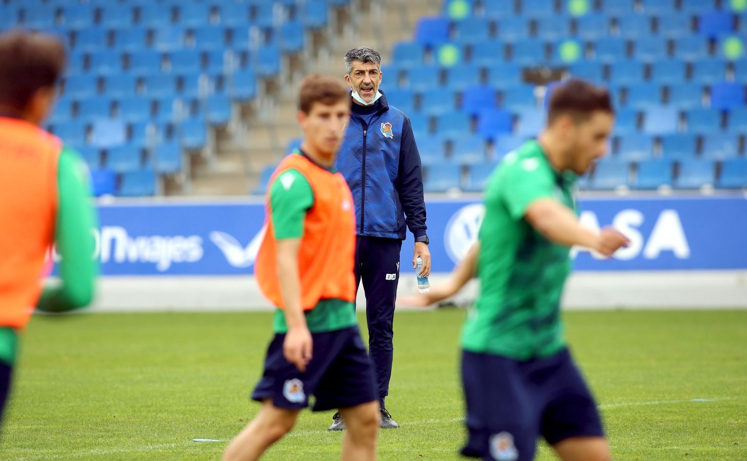 Guridi ha sido la cara y Merquelanz la cruz en la vuelta a los entrenamientos de la Real en Zubieta. El azpeitiarra se ha entrenado como uno más junto con el resto de sus compañeros, mientras que el irundarra ha sido baja por una nueva lesión. En la sesión también se han ausentado los internacionales Merino, Oyarzabal, Barrenetxea, Zubimendi e Isak.
