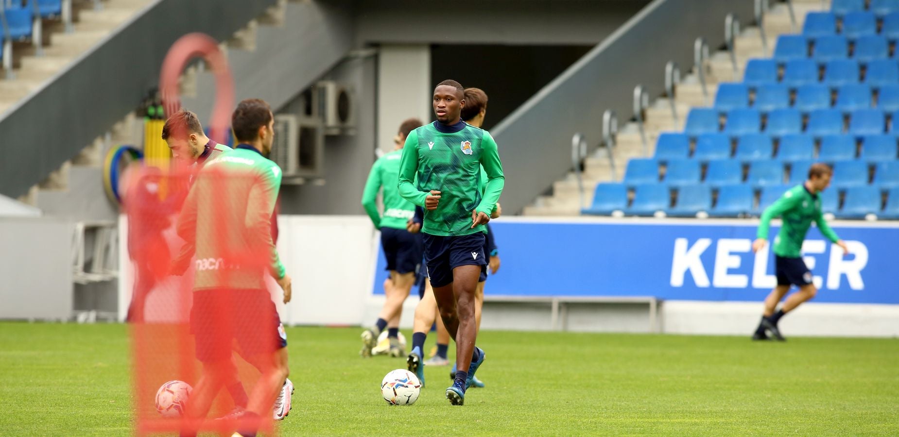 Guridi ha sido la cara y Merquelanz la cruz en la vuelta a los entrenamientos de la Real en Zubieta. El azpeitiarra se ha entrenado como uno más junto con el resto de sus compañeros, mientras que el irundarra ha sido baja por una nueva lesión. En la sesión también se han ausentado los internacionales Merino, Oyarzabal, Barrenetxea, Zubimendi e Isak.