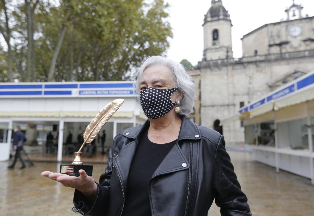 Arantxa Urretabizkaia, ayer en el Arenal, con la Pluma de Oro en la palma de la mano. 