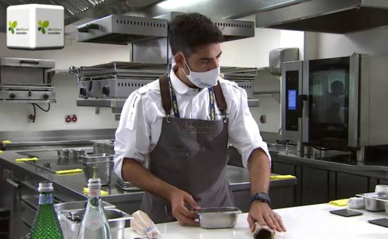 Andreu Genestra cocina una de sus elaboraciones.