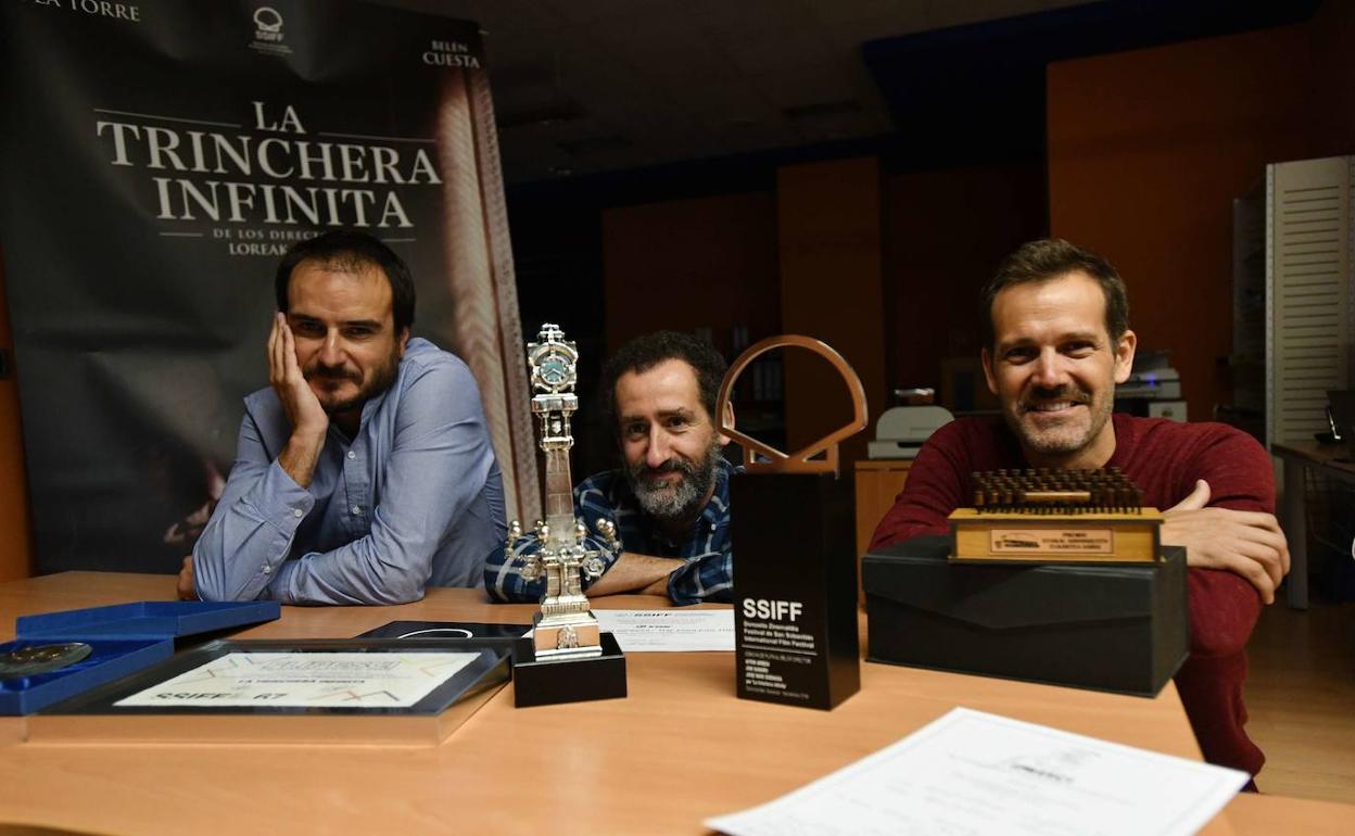 Xabier Arregi, Jon Garaño y Jose Mari Goenaga muestran algunos delos numerosos premios obtenidos con 'La trinchera infinita'. 