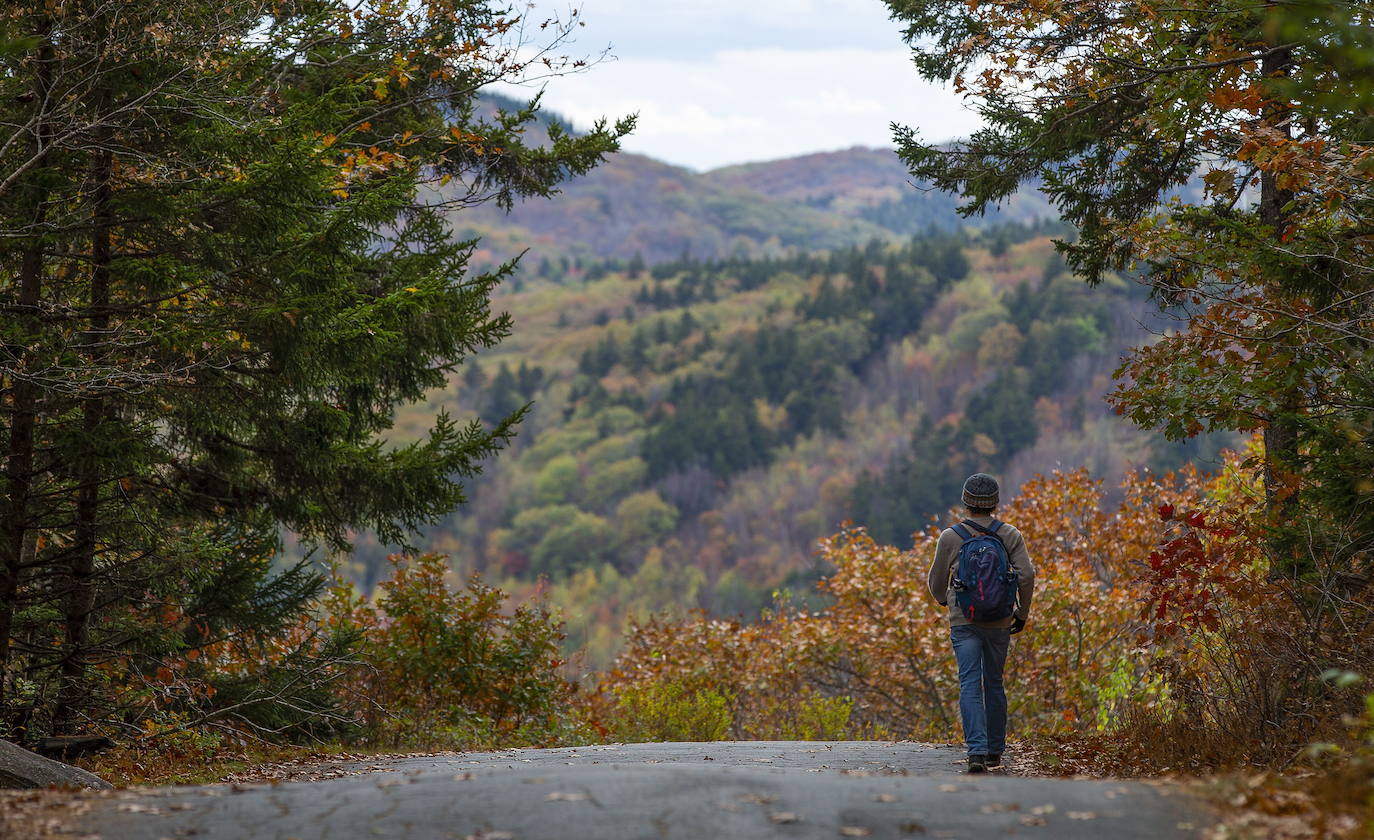 En White Mountains, de New Hampshire, los picos más altos ya registran colores otoñales que atraen a millones de visitantes de todo el mundo. Otras visitas obligadas son Peterborough, Jaffrey y Stowe, en Vermont. 