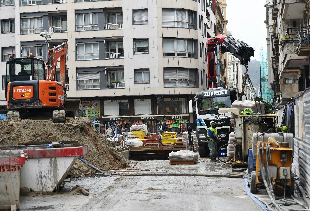 La pasante del Topo en Donostia no estará operativa hasta el segundo semestre de 2024. Las incidencias técnicas aparecidas en el tramo entre Miraconcha y Easo van a provocar un retraso de dos años en la inauguración de esta infraestructura y un incremento del coste, de entre un 50 y un 70% del presupuesto adjudicado originalmente. El consejero de Transportes, Iñaki Arriola, ha visitado por primera vez la obra tras asumir esta cartera durante esta legislatura.