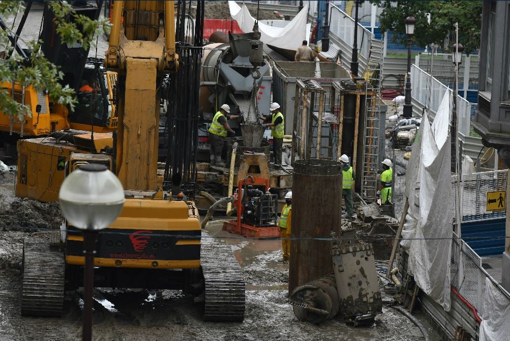 La pasante del Topo en Donostia no estará operativa hasta el segundo semestre de 2024. Las incidencias técnicas aparecidas en el tramo entre Miraconcha y Easo van a provocar un retraso de dos años en la inauguración de esta infraestructura y un incremento del coste, de entre un 50 y un 70% del presupuesto adjudicado originalmente. El consejero de Transportes, Iñaki Arriola, ha visitado por primera vez la obra tras asumir esta cartera durante esta legislatura.