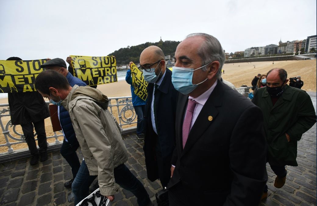 La pasante del Topo en Donostia no estará operativa hasta el segundo semestre de 2024. Las incidencias técnicas aparecidas en el tramo entre Miraconcha y Easo van a provocar un retraso de dos años en la inauguración de esta infraestructura y un incremento del coste, de entre un 50 y un 70% del presupuesto adjudicado originalmente. El consejero de Transportes, Iñaki Arriola, ha visitado por primera vez la obra tras asumir esta cartera durante esta legislatura.