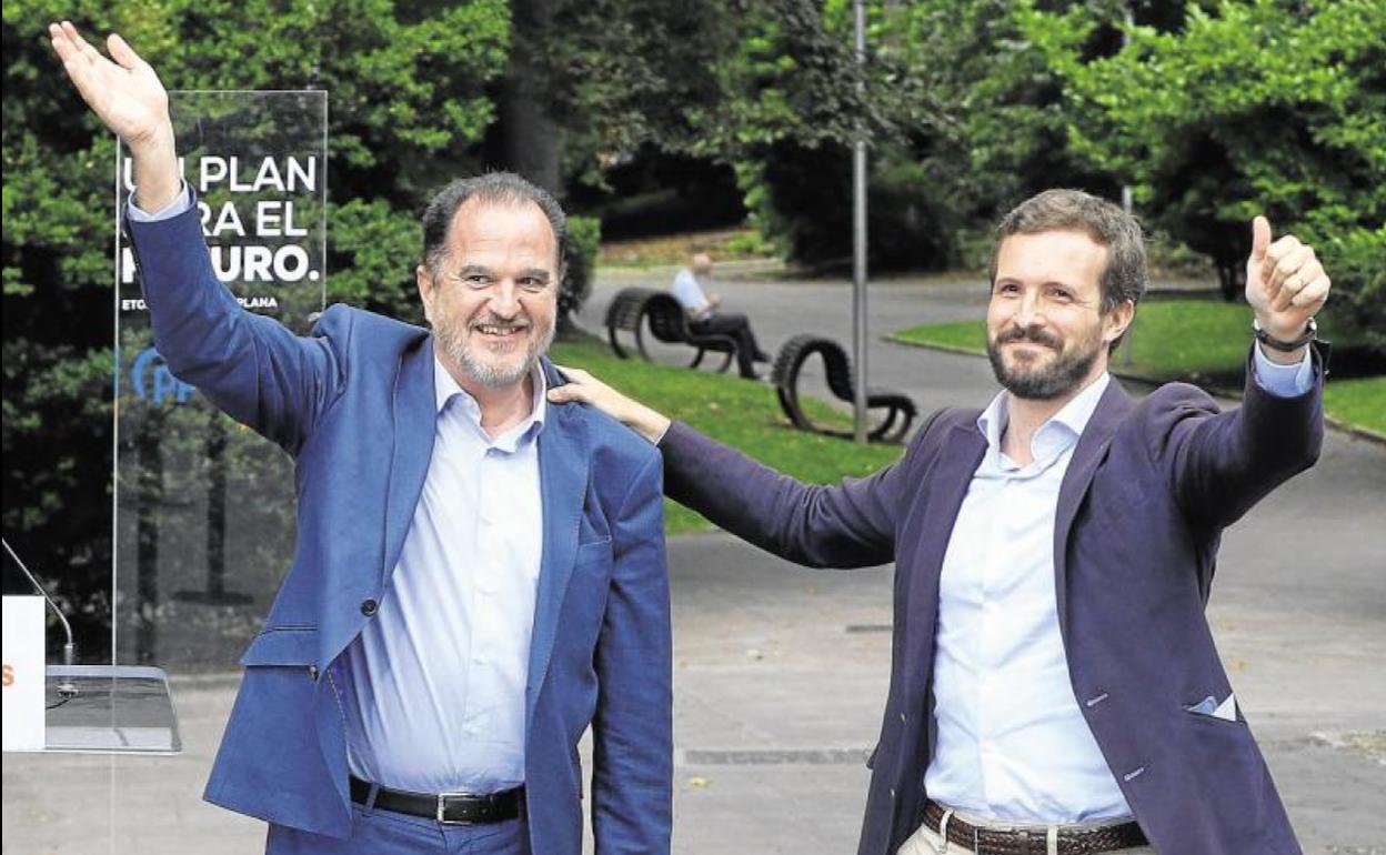 Carlos Iturgaiz con Pablo Casado. 