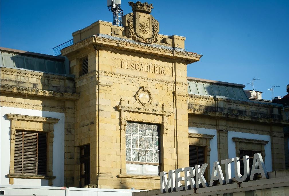 La segunda fase de las obras de remodelación del complejo del Mercado de la Bretxa de San Sebastián han arrancado este jueves. Los trabajos se centrarán en el histórico edificio Pescadería y durarán unos dos años.