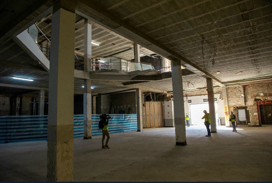 La segunda fase de las obras de remodelación del complejo del Mercado de la Bretxa de San Sebastián han arrancado este jueves. Los trabajos se centrarán en el histórico edificio Pescadería y durarán unos dos años.