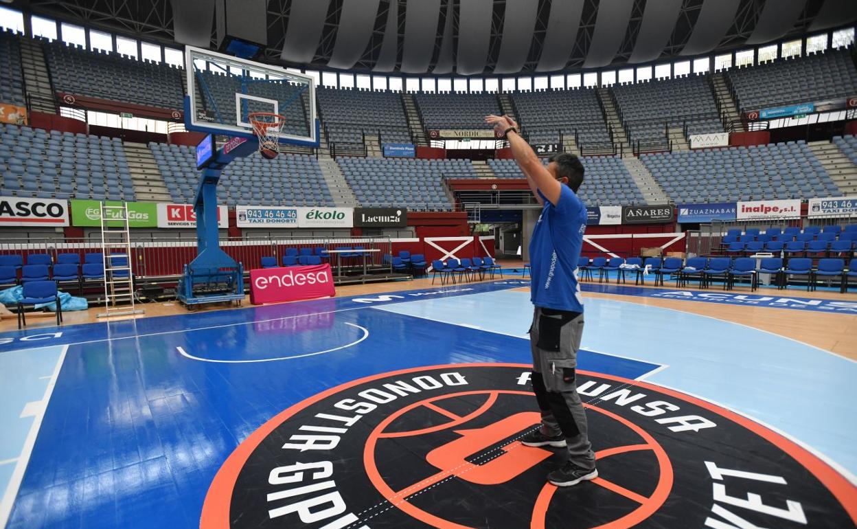 Un operario, ayer en Illunbe, encesta un tiro libre.