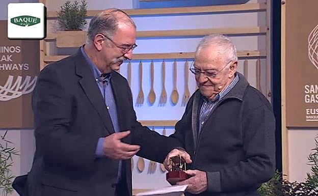 Txomin Rekondo recoge de manos de Pedro Subijana el Gueridón de Oro.