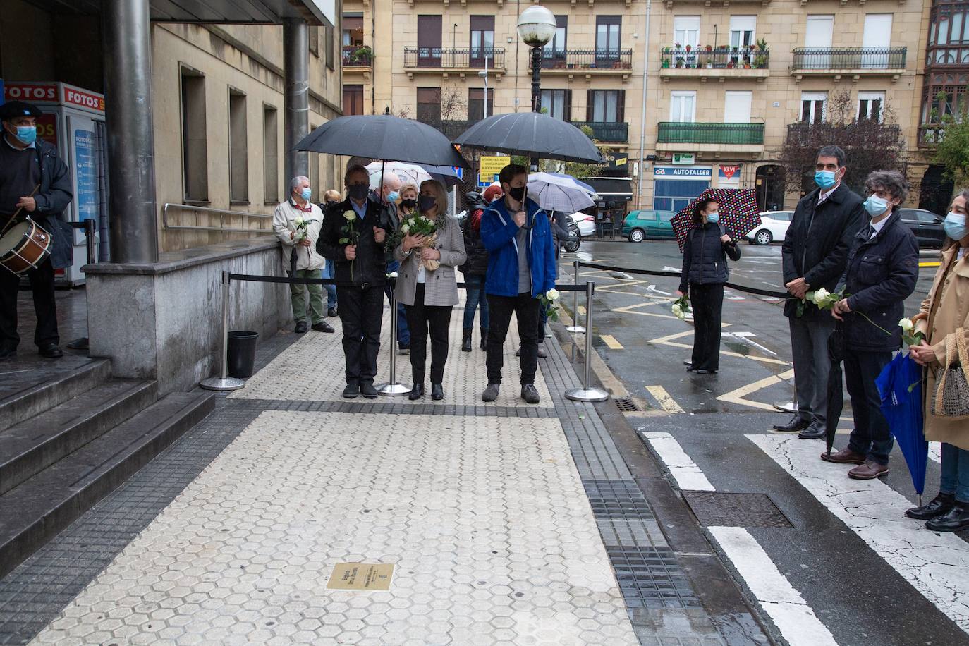 Donostia recuerda a la niña Begoña Urroz con una placa en su memoria.