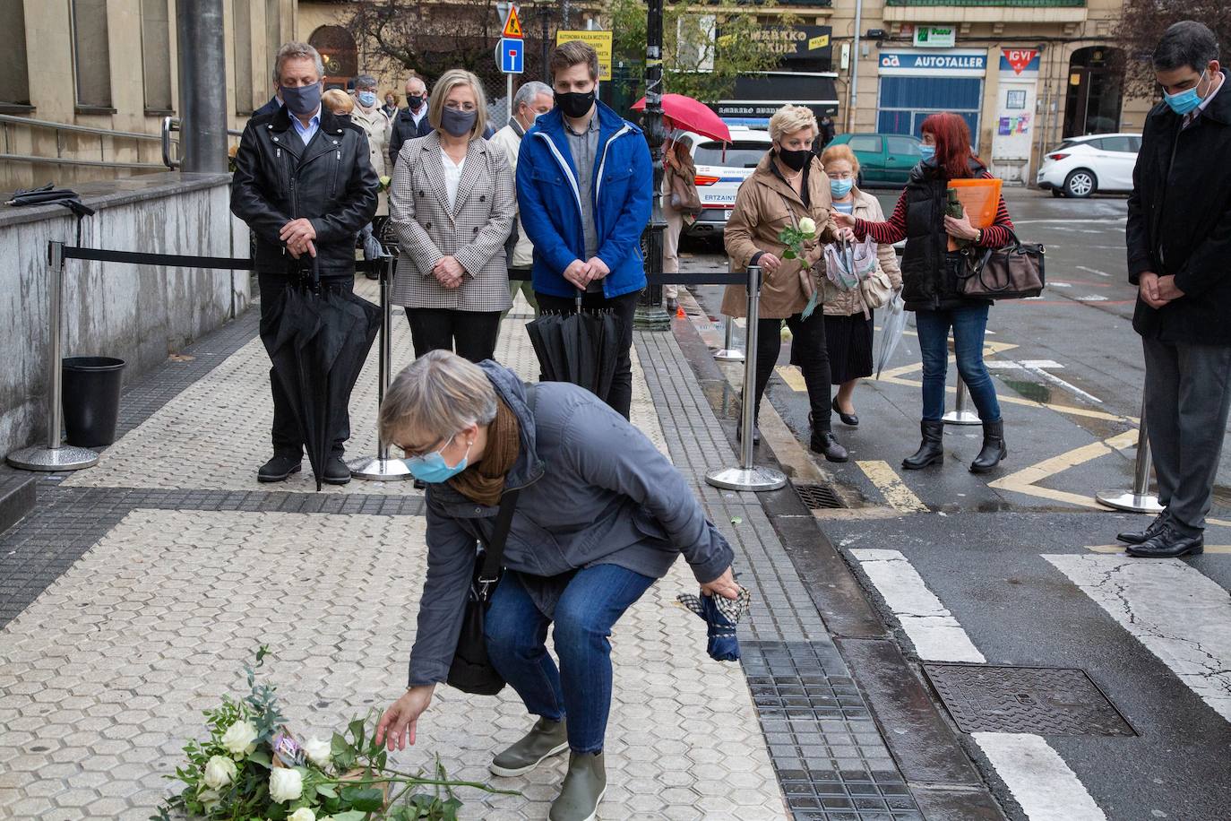Donostia recuerda a la niña Begoña Urroz con una placa en su memoria.