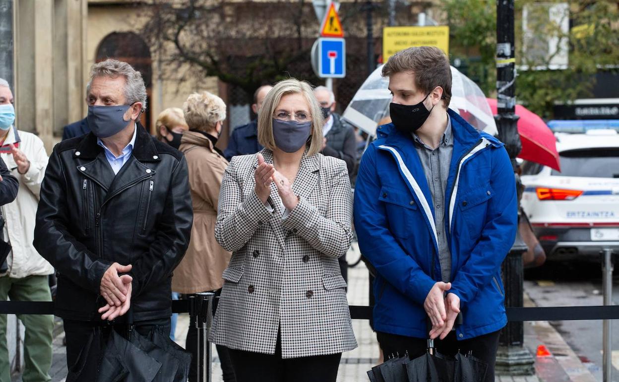 La placa en memoria de Begoña Urroz, en la acera, a la entrada de la Estación del Topo de Amara.