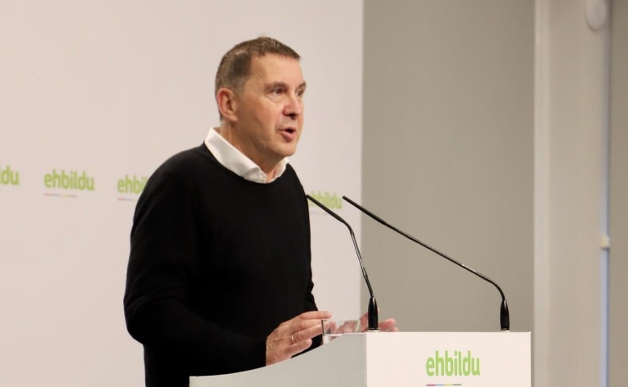 Otegi, durante su intervención ayer en la sede de EH Bildu en Donostia.