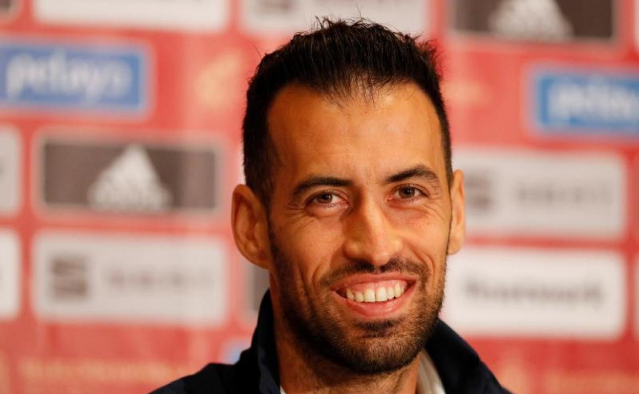 Sergio Busquets, durante la conferencia de prensa que ofreció este lunes en Kiev. 