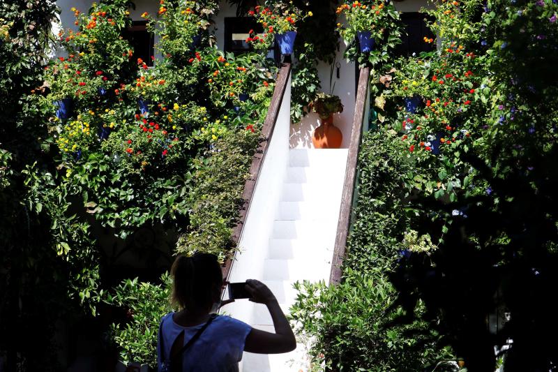 Los Patios de Córdoba celebran en estos días de otoño su famoso y tradicional festival, Patrimonio Inmaterial de la Humanidad, que tuvo que ser aplazado en mayo por la pandemia y que ya sueñan con la llegada de la próxima primavera para recuperar todo su brillo y esplendor.