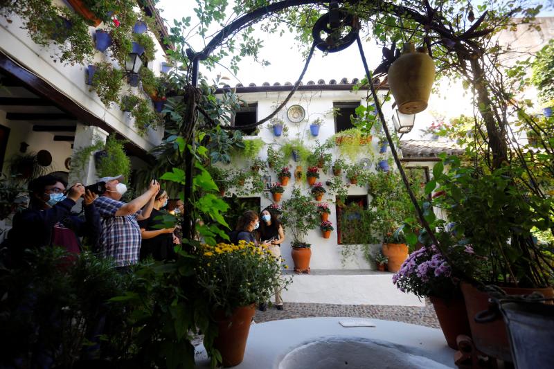Los Patios de Córdoba celebran en estos días de otoño su famoso y tradicional festival, Patrimonio Inmaterial de la Humanidad, que tuvo que ser aplazado en mayo por la pandemia y que ya sueñan con la llegada de la próxima primavera para recuperar todo su brillo y esplendor.