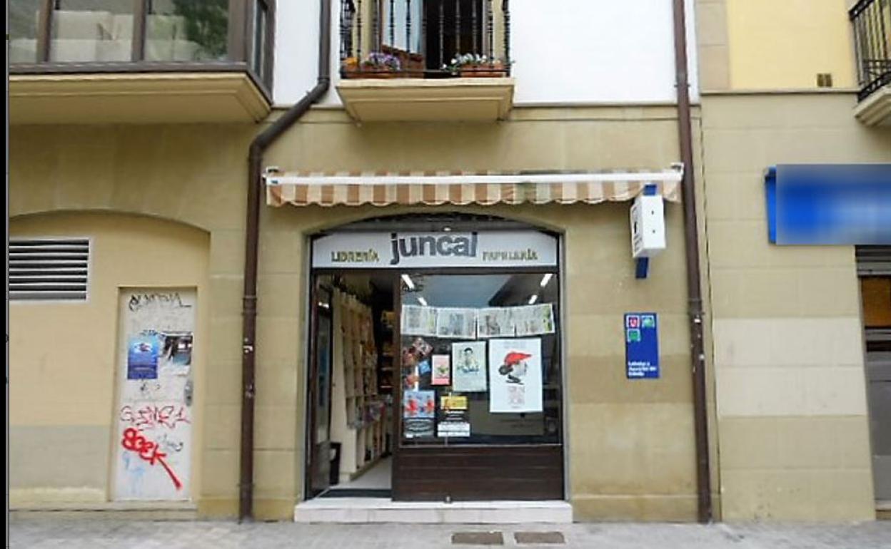 Librería de la Avenida de Salis, en Irun, en el que se ha validado el boleto premiado.