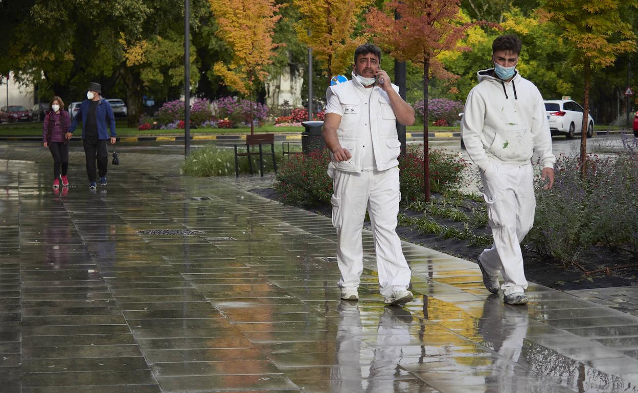 Dos trabajadores por una calle de Pamplona. 