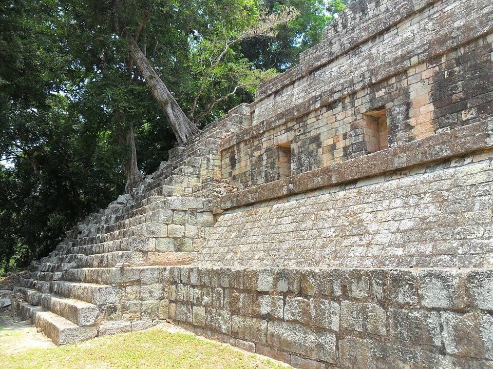 La escalinata de los jeroglíficos es la estrella del Parque Arqueológico de Copán, un patrimonio mundial legado por los mayas en el oeste de Honduras que sobrevive a los desafíos por la degradación de las estructuras antiguas. Con 63 escalones y una altura de 12 metros, la mole de 1.100 bloques monolíticos se levanta en este parque incrustado en un bosque localizado a unos 300 km al noroeste de Tegucigalpa. El valor universal de la escalinata, que llevó a la UNESCO a declararla Patrimonio Mundial en septiembre de 1980, «es la combinación excepcional de arquitectura, escultura y escritura», resalta el arqueólogo francés, René Viel. En Copán hay otros monumentos: el campo de pelota, en los túneles están las tumbas reales y el templo de Rosalila, pero la escalinata jeroglífica es el monumento más emblemático.