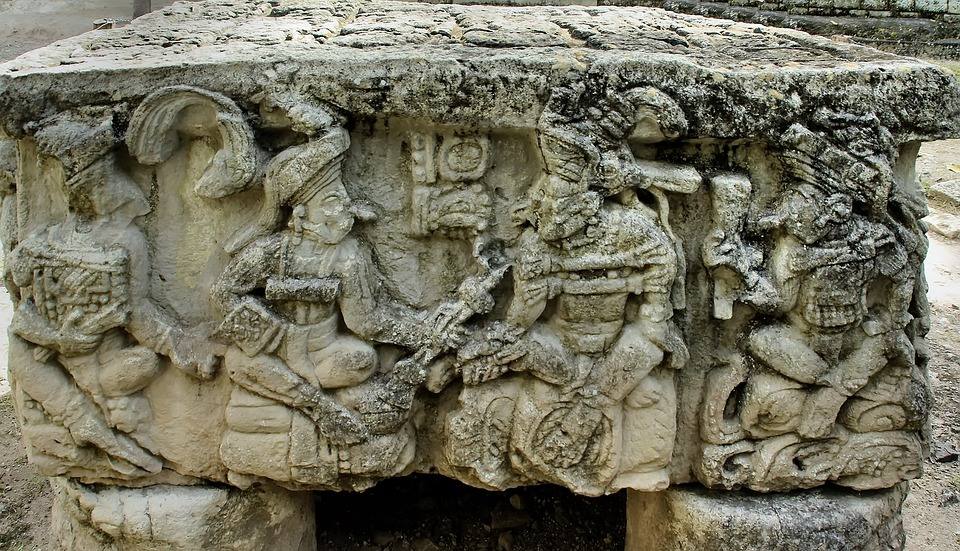 La escalinata de los jeroglíficos es la estrella del Parque Arqueológico de Copán, un patrimonio mundial legado por los mayas en el oeste de Honduras que sobrevive a los desafíos por la degradación de las estructuras antiguas. Con 63 escalones y una altura de 12 metros, la mole de 1.100 bloques monolíticos se levanta en este parque incrustado en un bosque localizado a unos 300 km al noroeste de Tegucigalpa. El valor universal de la escalinata, que llevó a la UNESCO a declararla Patrimonio Mundial en septiembre de 1980, «es la combinación excepcional de arquitectura, escultura y escritura», resalta el arqueólogo francés, René Viel. En Copán hay otros monumentos: el campo de pelota, en los túneles están las tumbas reales y el templo de Rosalila, pero la escalinata jeroglífica es el monumento más emblemático.