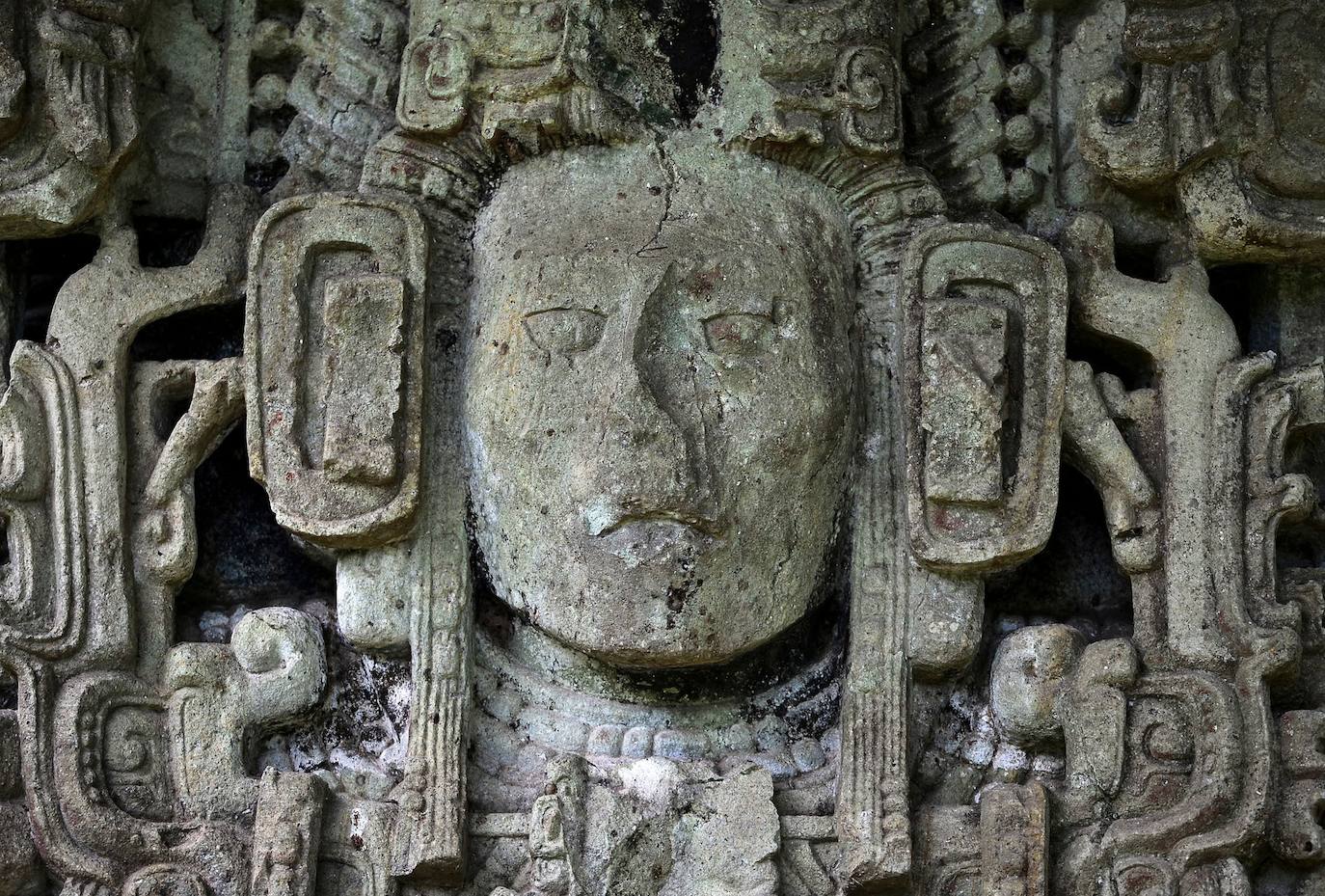 La escalinata de los jeroglíficos es la estrella del Parque Arqueológico de Copán, un patrimonio mundial legado por los mayas en el oeste de Honduras que sobrevive a los desafíos por la degradación de las estructuras antiguas. Con 63 escalones y una altura de 12 metros, la mole de 1.100 bloques monolíticos se levanta en este parque incrustado en un bosque localizado a unos 300 km al noroeste de Tegucigalpa. El valor universal de la escalinata, que llevó a la UNESCO a declararla Patrimonio Mundial en septiembre de 1980, «es la combinación excepcional de arquitectura, escultura y escritura», resalta el arqueólogo francés, René Viel. En Copán hay otros monumentos: el campo de pelota, en los túneles están las tumbas reales y el templo de Rosalila, pero la escalinata jeroglífica es el monumento más emblemático.