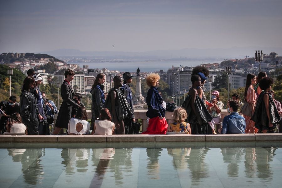 Hacer de la incertidumbre virtud ha llevado a los portugueses a eliminar por primera vez en su historia las referencias de estación, desaparecidas en favor de «las conversaciones que nuestros diseñadores sienten que deben mantenerse» en este momento, según la organización.