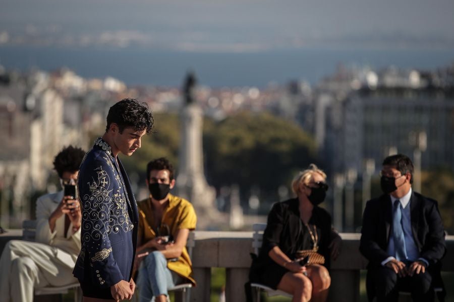 Hacer de la incertidumbre virtud ha llevado a los portugueses a eliminar por primera vez en su historia las referencias de estación, desaparecidas en favor de «las conversaciones que nuestros diseñadores sienten que deben mantenerse» en este momento, según la organización.
