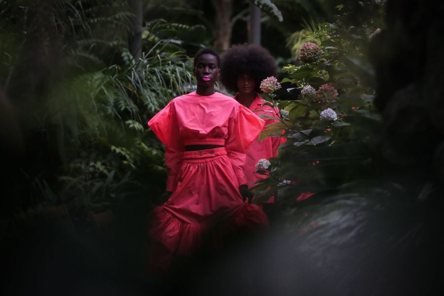 Hacer de la incertidumbre virtud ha llevado a los portugueses a eliminar por primera vez en su historia las referencias de estación, desaparecidas en favor de «las conversaciones que nuestros diseñadores sienten que deben mantenerse» en este momento, según la organización.