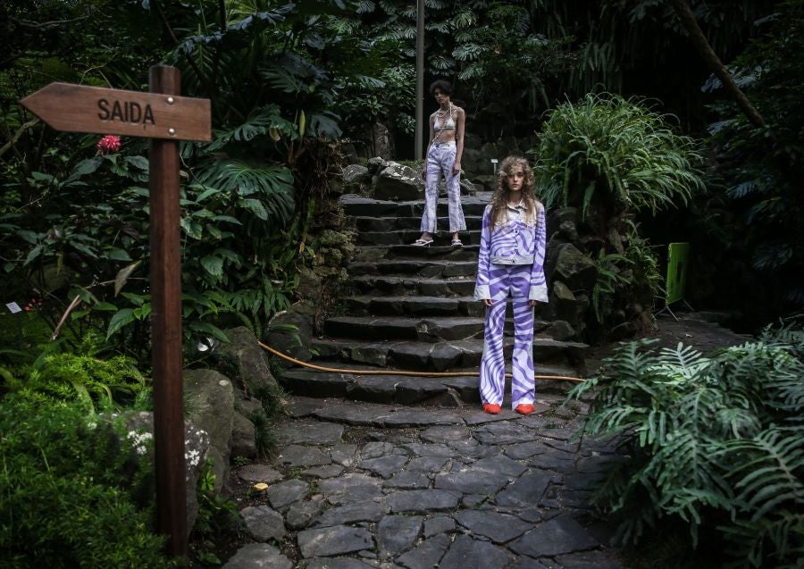 Hacer de la incertidumbre virtud ha llevado a los portugueses a eliminar por primera vez en su historia las referencias de estación, desaparecidas en favor de «las conversaciones que nuestros diseñadores sienten que deben mantenerse» en este momento, según la organización.