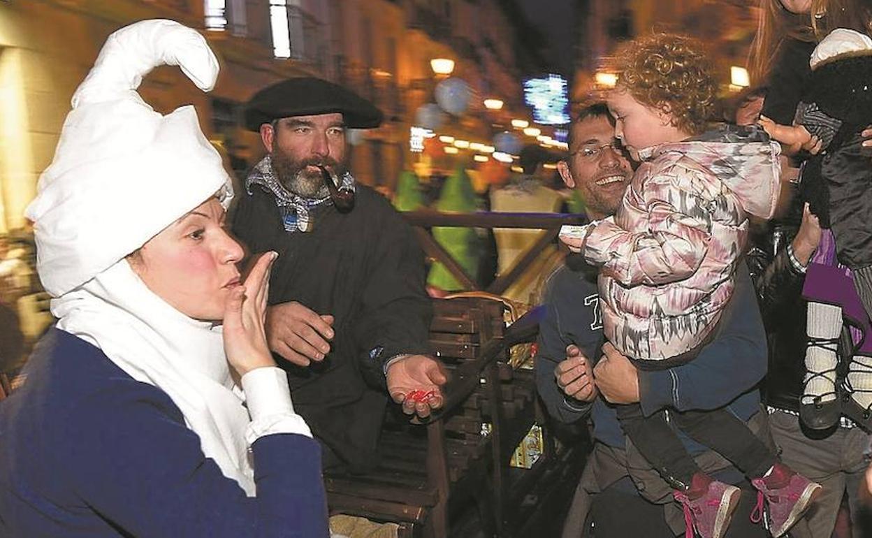 Olentzero y Mari Domingi, en una de sus últimas visitas a San Sebastián. Este año no podrán acercarse tanto a los niños.