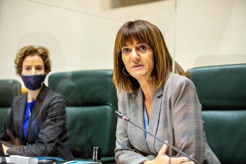 La vicelehendakari segunda y consejera de Trabajo y Empleo, Idoia Mendia (d), y la presidenta de la comisión correspondiente, Sonia Pérez (i). 