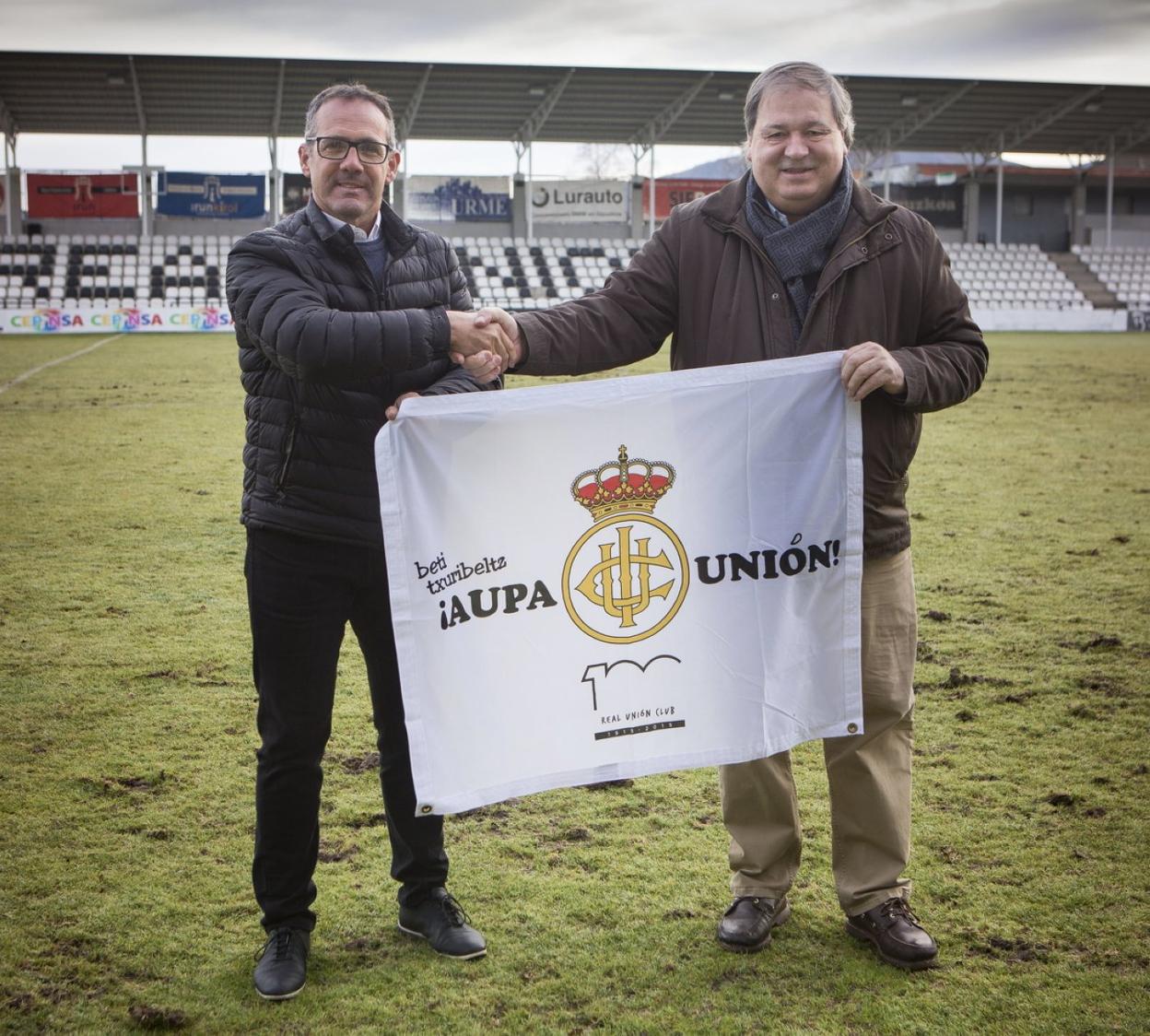 Gorka Etxeberria, director de fútbol, y Ricardo García, presidente del club, en el Stadium Gal. 