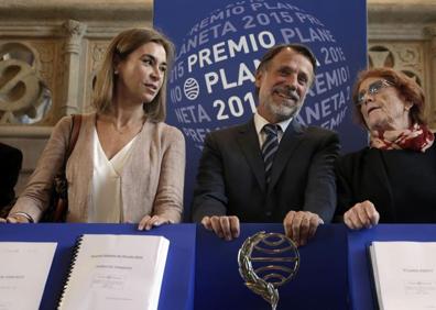 Imagen secundaria 1 - a escritora vitoriana Eva García Sáenz de Urturi,. l presidente del grupo Planeta, José Creuheras (c), junto a las escritoras Carmen Posadas (i) y Rosa Regàs (d), miembros del jurado. La escritora Sandra Barneda atiende de forma telemática la ceremonia