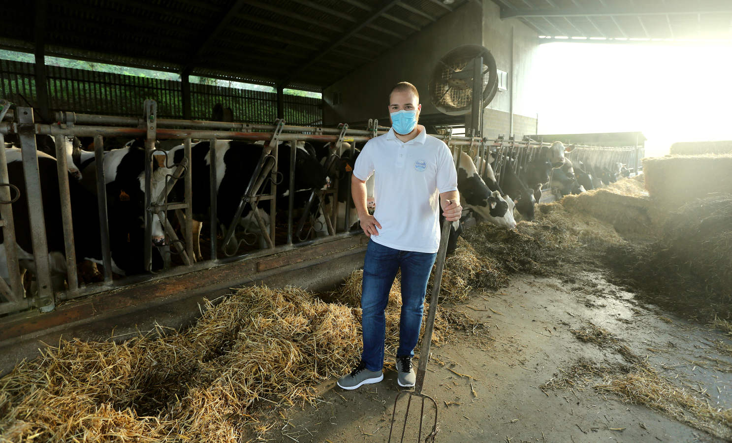 El ganadero Aitor Zapirain y el agricultor Julen Zulaika son dos de los jóvenes baserritarras que han recibido la ayuda económica de la Diputación 
