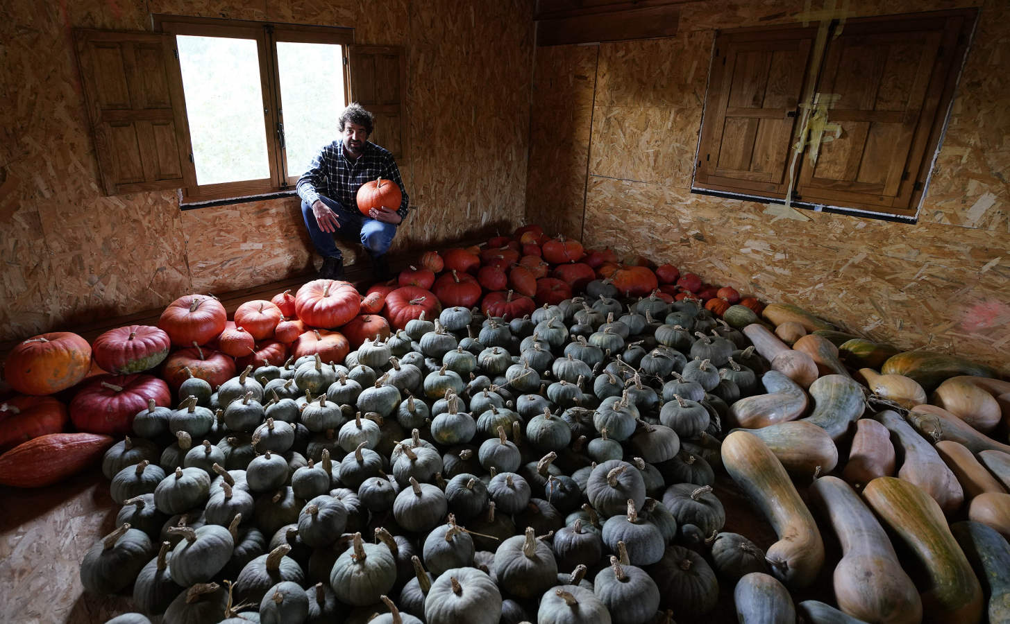 El ganadero Aitor Zapirain y el agricultor Julen Zulaika son dos de los jóvenes baserritarras que han recibido la ayuda económica de la Diputación 