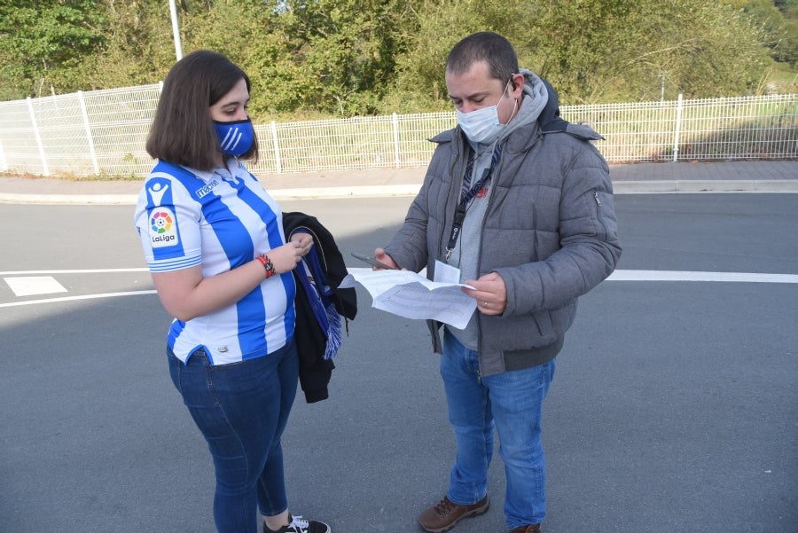 Muchos aficionados ya tenían mono de fútbol y hoy lo han podido saciar en el primer partido con aficionados que ha jugado la Real Sociedad esta temporada. Zubieta ha abierto las puertas bajo estrictas medidas de seguridad y de control a 150 aficionados en el Z7 de las instalaciones realistas y han disfrutado de la remontada y victoria de la Real. 