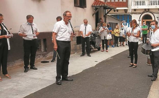 El grupo de txistularis del Antiguo, durante su recorrido homenaje del pasado 19 de septiembre. 