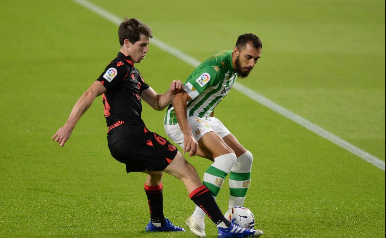 Aritz pugna por un balón con Borja Iglesias. 