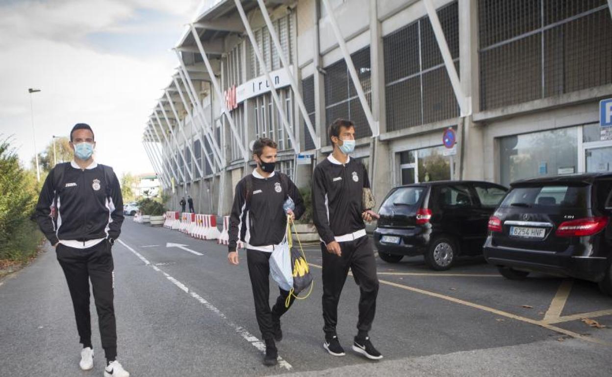 Viguera, Beobide y Borda, en el exterior del Stadium Gal tras conocerse la suspensión. 