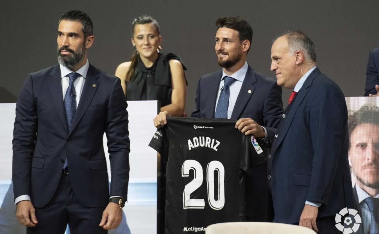 Fernando Sanz (i) y Javier Tebas (d), junto a Aritz Aduriz.