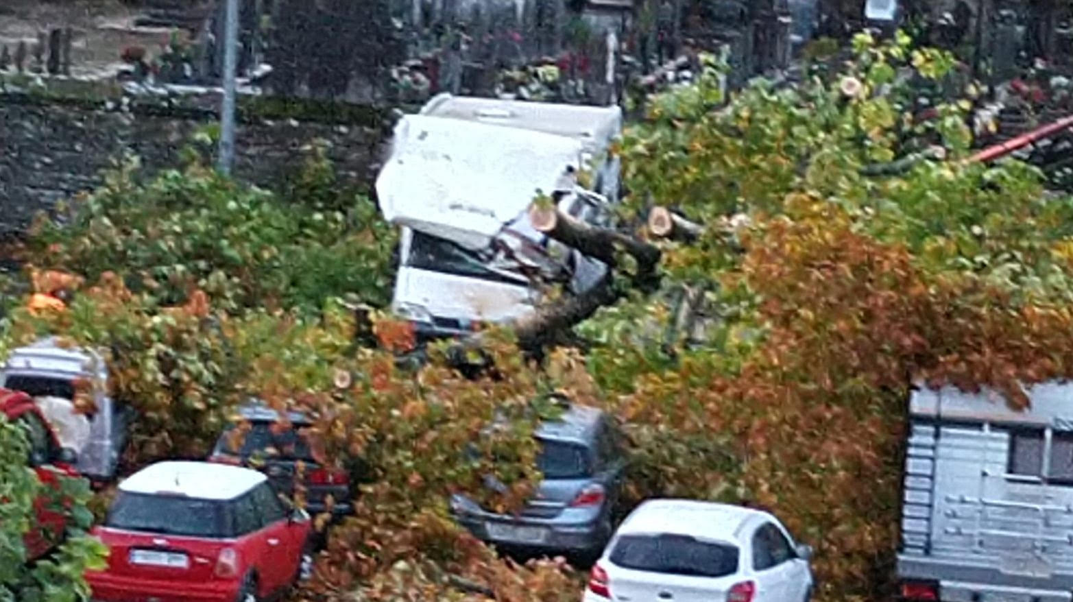Una autocaravana y varios vehículos han resultado por su parte dañados en el estacionamiento de Matxiategi de Bergara