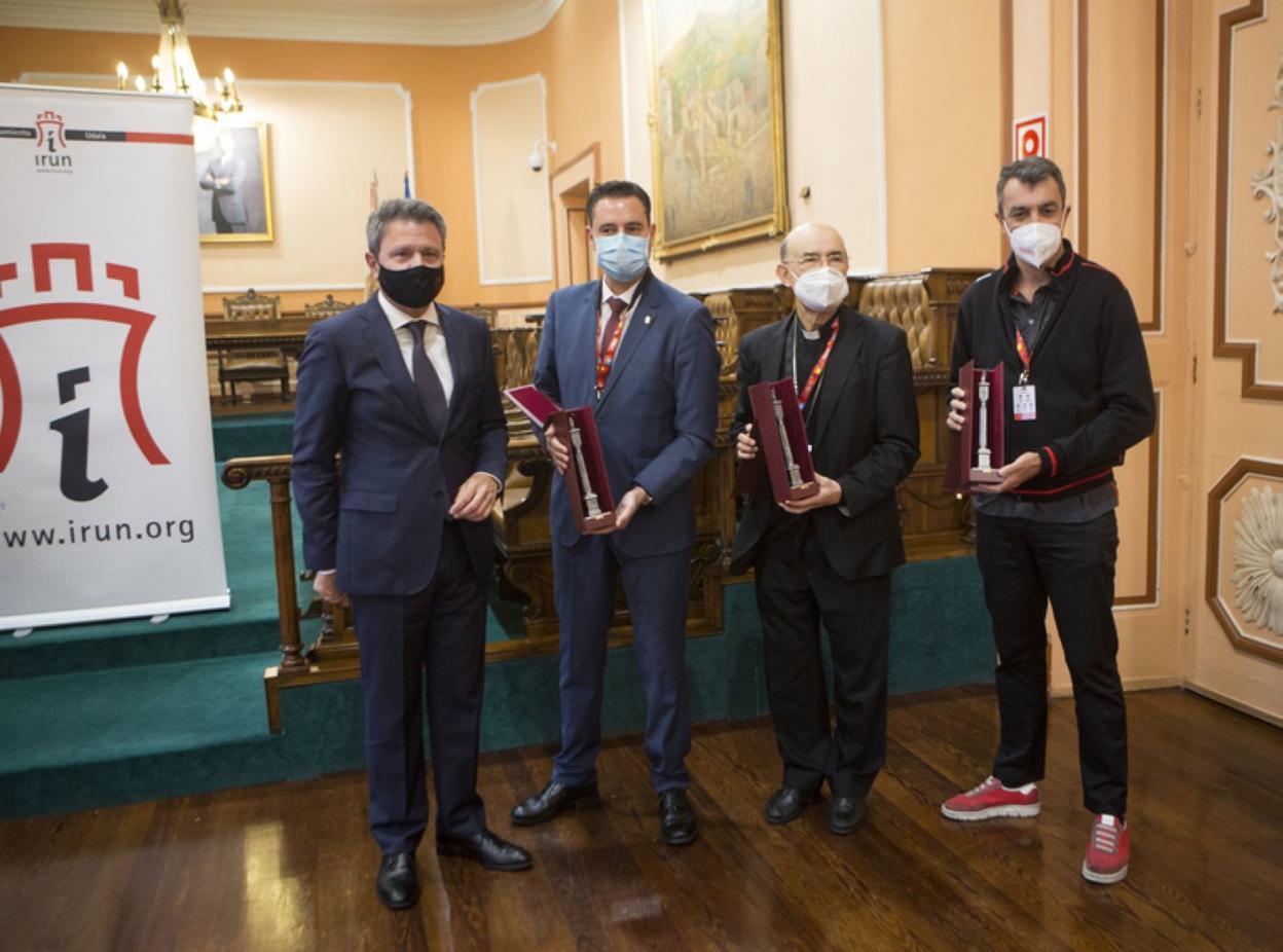 Santano entregó figuras del San Juan Arri a De la Rosa, Fidel Herráez (arzobispo de Burgos) y Javier Guillén (director de la Vuelta). 