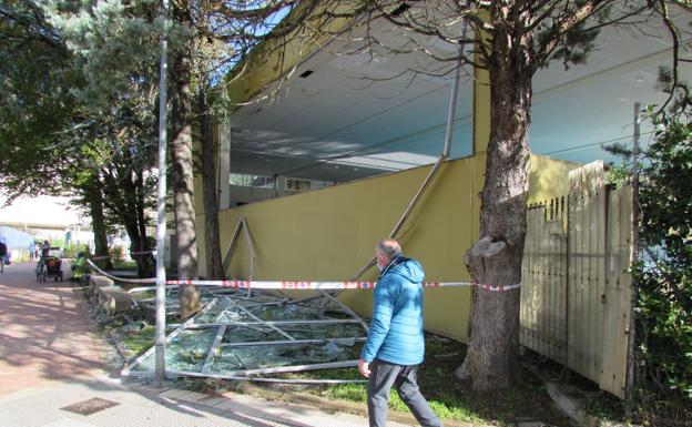 Imagen principal - El viernto ha reventado las cristales del las piscinas interiores del polideportivo de Musakola, en Arrasate. 