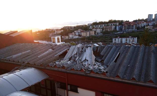 Imagen principal - El temporal de viento deja más de 500 incidencias en Gipuzkoa