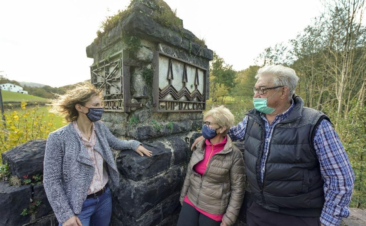 Ainhoa y sus padres, Juanito y Ángeles, posan en la muga entre Gipuzkoa y Navarra, en el puente de Urto